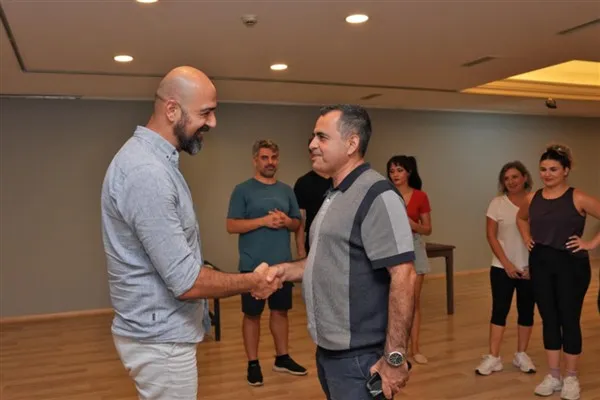 Koçak’tan Alanya Belediye Tiyatrosu’na ziyaret