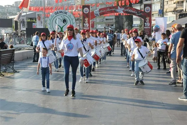 Gemlik Körfez Halk Bandosu, yeni yaşını kutluyor