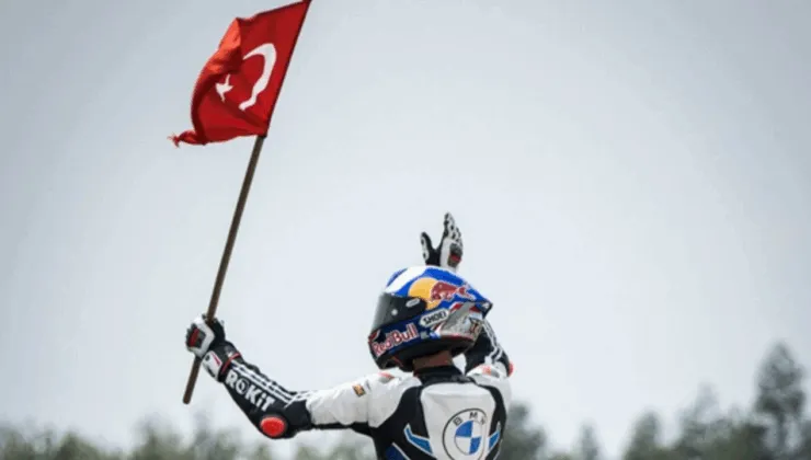 Toprak Razgatlıoğlu tarih yazdı: 3. kez dünya şampiyonu