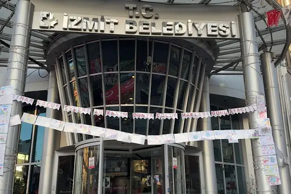 İzmitli öğrencilerinin resimleri belediye binasında sergilendi