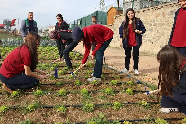 Bahçem Çayırova, Fevzi Çakmak Lisesi öğrencilerini ağırladı