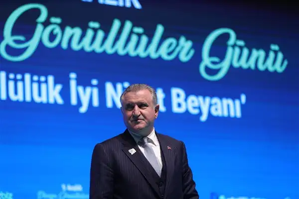 Bakan Bak'tan altın madalya kazanan Eray Şamdan'a tebrik mesajı