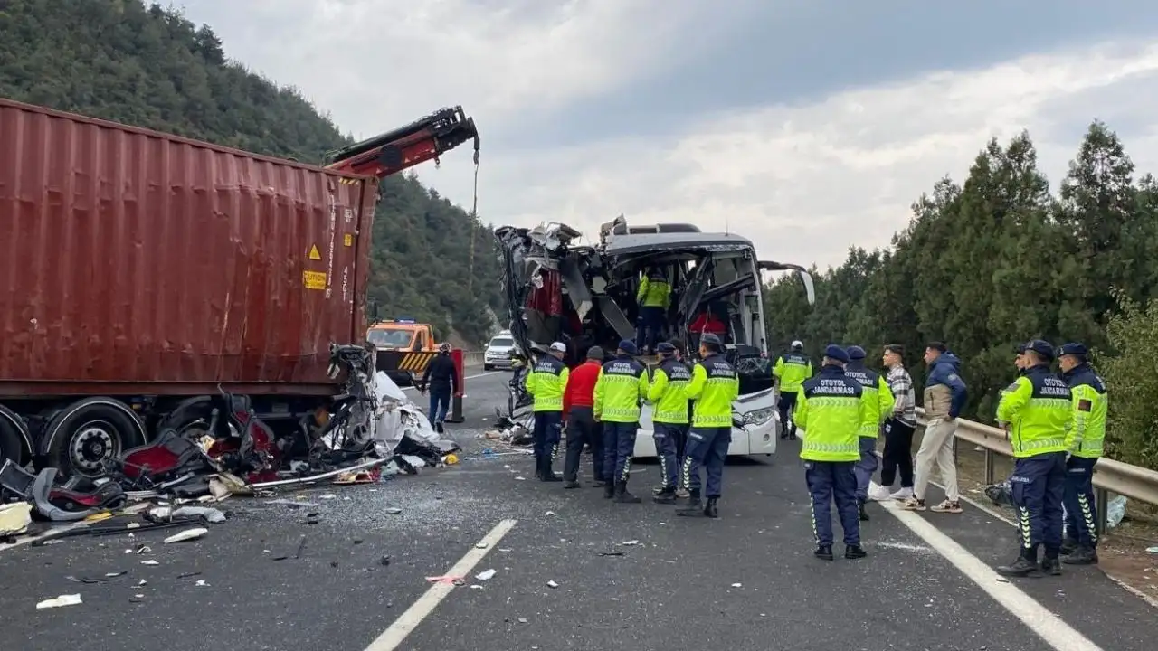 Osmaniye’de yolcu otobüsü tıra çarptı: 6 ölü, 11 yaralı