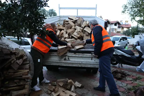 Marmaris Belediyesi'nden vatandaşlara odun desteği