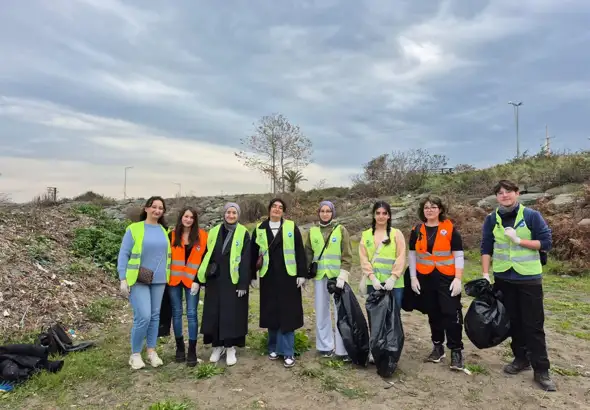 Büyükşehir ve öğrencilerden sahil temziliği çalışması