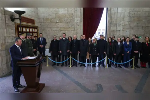 CHP Genel Başkanı Özel’den Anıtkabir’e ziyaret